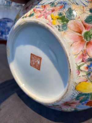 Een Chinese flesvormige famille rose 'millefleurs' vaas, Qianlong merk, Republiek — foto 7