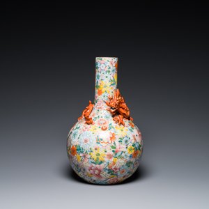 Een Chinese flesvormige famille rose 'millefleurs' vaas, Qianlong merk, Republiek — foto 1