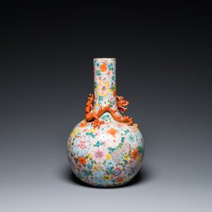 Een Chinese flesvormige famille rose 'millefleurs' vaas, Qianlong merk, Republiek — foto 2