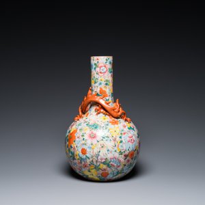 Een Chinese flesvormige famille rose 'millefleurs' vaas, Qianlong merk, Republiek — foto 3