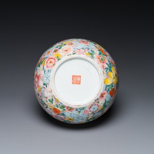 Een Chinese flesvormige famille rose 'millefleurs' vaas, Qianlong merk, Republiek — foto 5