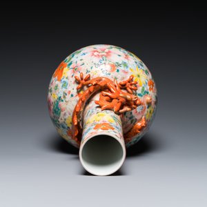 Een Chinese flesvormige famille rose 'millefleurs' vaas, Qianlong merk, Republiek — foto 6
