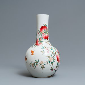 Een Chinese flesvormige famille rose 'negen perziken' vaas, Guangxu merk, 19/20e eeuw — foto 2