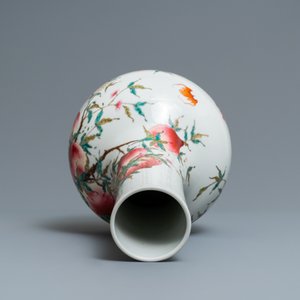 Een Chinese flesvormige famille rose 'negen perziken' vaas, Guangxu merk, 19/20e eeuw — foto 5