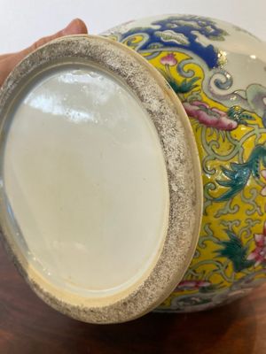 Een Chinese flesvormige famille rose 'negen perziken' vaas met gele fondkleur, Jiaqing — foto 7