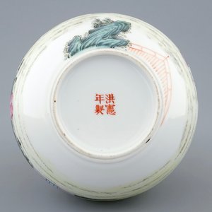 Een Chinese flesvormige famille rose tianqiuping vaas, Hongxian merk en wellicht periode — foto 2