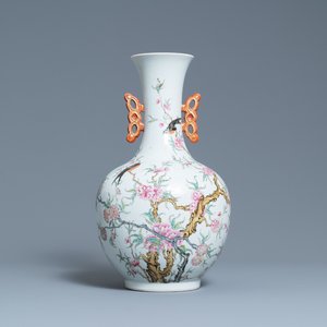 Een Chinese flesvormige famille rose vaas, Hongxian merk, Republiek — foto 1