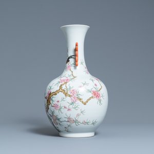 Een Chinese flesvormige famille rose vaas, Hongxian merk, Republiek — foto 4