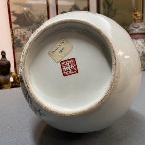 Een Chinese flesvormige famille rose vaas, Hongxian merk, Republiek — foto 10