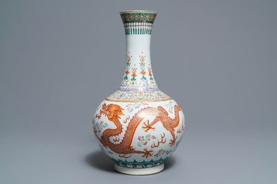 Een Chinese flesvormige famille rose vaas met draak en feniks, Guangxu merk en periode