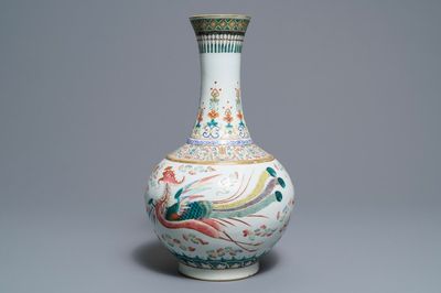 Een Chinese flesvormige famille rose vaas met draak en feniks, Guangxu merk en periode