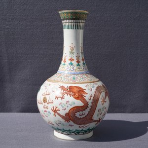 Een Chinese flesvormige famille rose vaas met draak en feniks, Guangxu merk en periode — foto 7