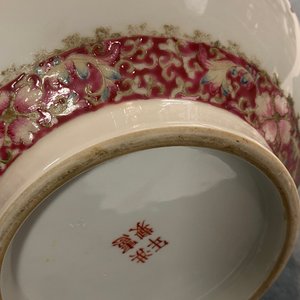 Een Chinese flesvormige famille rose vaas met floraal decor, Hongxian merk, Republiek — foto 14