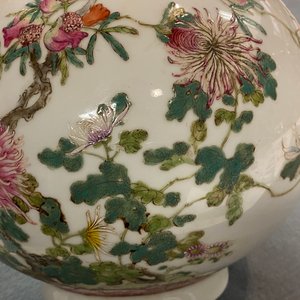 Een Chinese flesvormige famille rose vaas met floraal decor, Hongxian merk, Republiek — foto 17