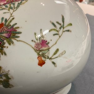 Een Chinese flesvormige famille rose vaas met floraal decor, Hongxian merk, Republiek — foto 19
