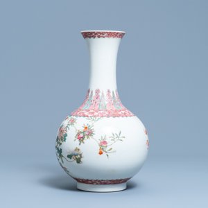 Een Chinese flesvormige famille rose vaas met floraal decor, Hongxian merk, Republiek — foto 2