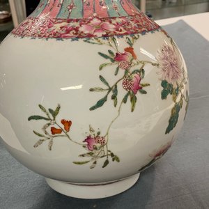Een Chinese flesvormige famille rose vaas met floraal decor, Hongxian merk, Republiek — foto 10
