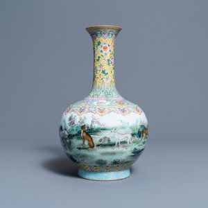 Een Chinese flesvormige famille rose vaas met honden, Qianlong merk, Republiek — foto 1