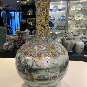 Een Chinese flesvormige famille rose vaas met honden, Qianlong merk, Republiek — foto 7