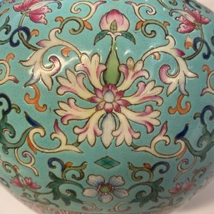 Een Chinese flesvormige famille rose vaas met turquoise fondkleur, Qianlong merk, 19e eeuw — foto 14