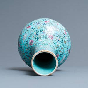 Een Chinese flesvormige famille rose vaas met turquoise fondkleur, Qianlong merk, 19e eeuw — foto 5