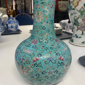 Een Chinese flesvormige famille rose vaas met turquoise fondkleur, Qianlong merk, 19e eeuw — foto 8