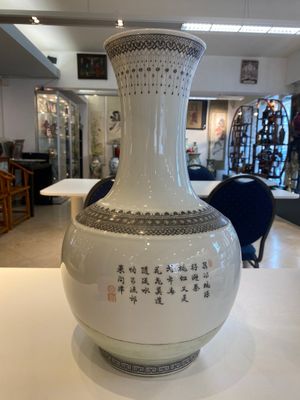 Een Chinese flesvormige famille rose vaas, Qianlong merk, Republiek — foto 1