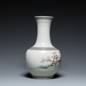 Een Chinese flesvormige famille rose vaas, Qianlong merk, Republiek — foto 2