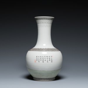 Een Chinese flesvormige famille rose vaas, Qianlong merk, Republiek — foto 3