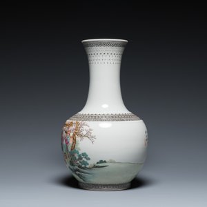 Een Chinese flesvormige famille rose vaas, Qianlong merk, Republiek — foto 4