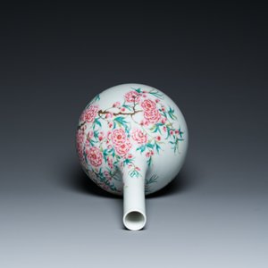 Een Chinese flesvormige famille rose vaas, Yongzheng merk, Republiek — foto 5