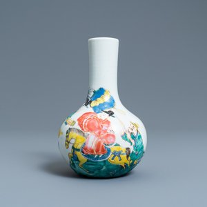 Een Chinese flesvormige famille rose vaas, Yongzheng — foto 1