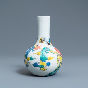 Een Chinese flesvormige famille rose vaas, Yongzheng — foto 2
