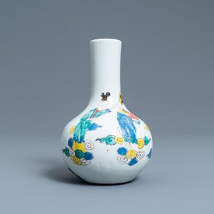 Een Chinese flesvormige famille rose vaas, Yongzheng — foto 3