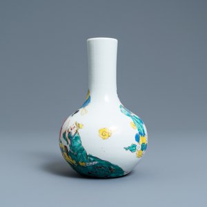 Een Chinese flesvormige famille rose vaas, Yongzheng — foto 4