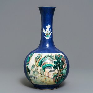 Een Chinese flesvormige famille verte vaas met poederblauwe fondkleur, 19e eeuw — foto 1