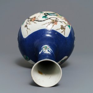 Een Chinese flesvormige famille verte vaas met poederblauwe fondkleur, 19e eeuw — foto 6