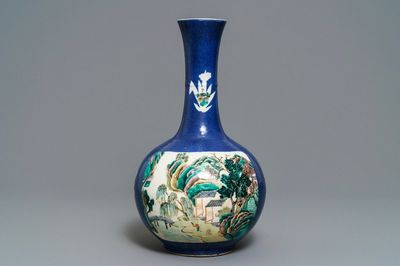 Een Chinese flesvormige famille verte vaas met poederblauwe fondkleur, 19e eeuw