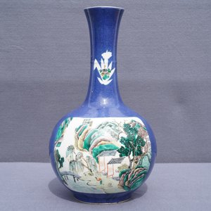 Een Chinese flesvormige famille verte vaas met poederblauwe fondkleur, 19e eeuw — foto 13