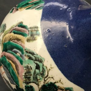 Een Chinese flesvormige famille verte vaas met poederblauwe fondkleur, 19e eeuw — foto 9