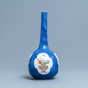 Een Chinese flesvormige famille verte vaas met poederblauwe fondkleur, Kangxi — foto 1
