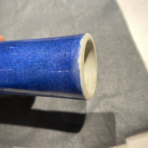 Een Chinese flesvormige famille verte vaas met poederblauwe fondkleur, Kangxi — foto 11