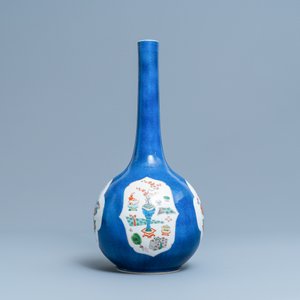Een Chinese flesvormige famille verte vaas met poederblauwe fondkleur, Kangxi — foto 2