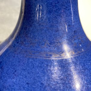 Een Chinese flesvormige famille verte vaas met poederblauwe fondkleur, Kangxi — foto 7
