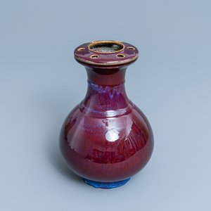 Een Chinese flesvormige flambé vaas met lotushals, 18/19e eeuw — foto 1