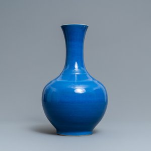Een Chinese flesvormige monochrome poederblauwe vaas, Guangxu merk en periode — foto 4