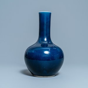 Een Chinese flesvormige monochrome 'sacrificial blue' vaas, Qianlong merk en periode — foto 3