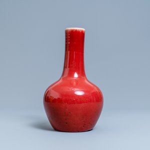 Een Chinese flesvormige monochrome sang-de-boeuf-geglazuurde vaas, 19e eeuw — foto 2