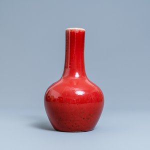 Een Chinese flesvormige monochrome sang-de-boeuf-geglazuurde vaas, 19e eeuw — foto 3