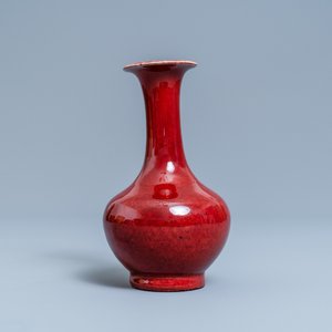 Een Chinese flesvormige monochrome sang-de-boeuf-geglazuurde vaas, 19e eeuw — foto 2